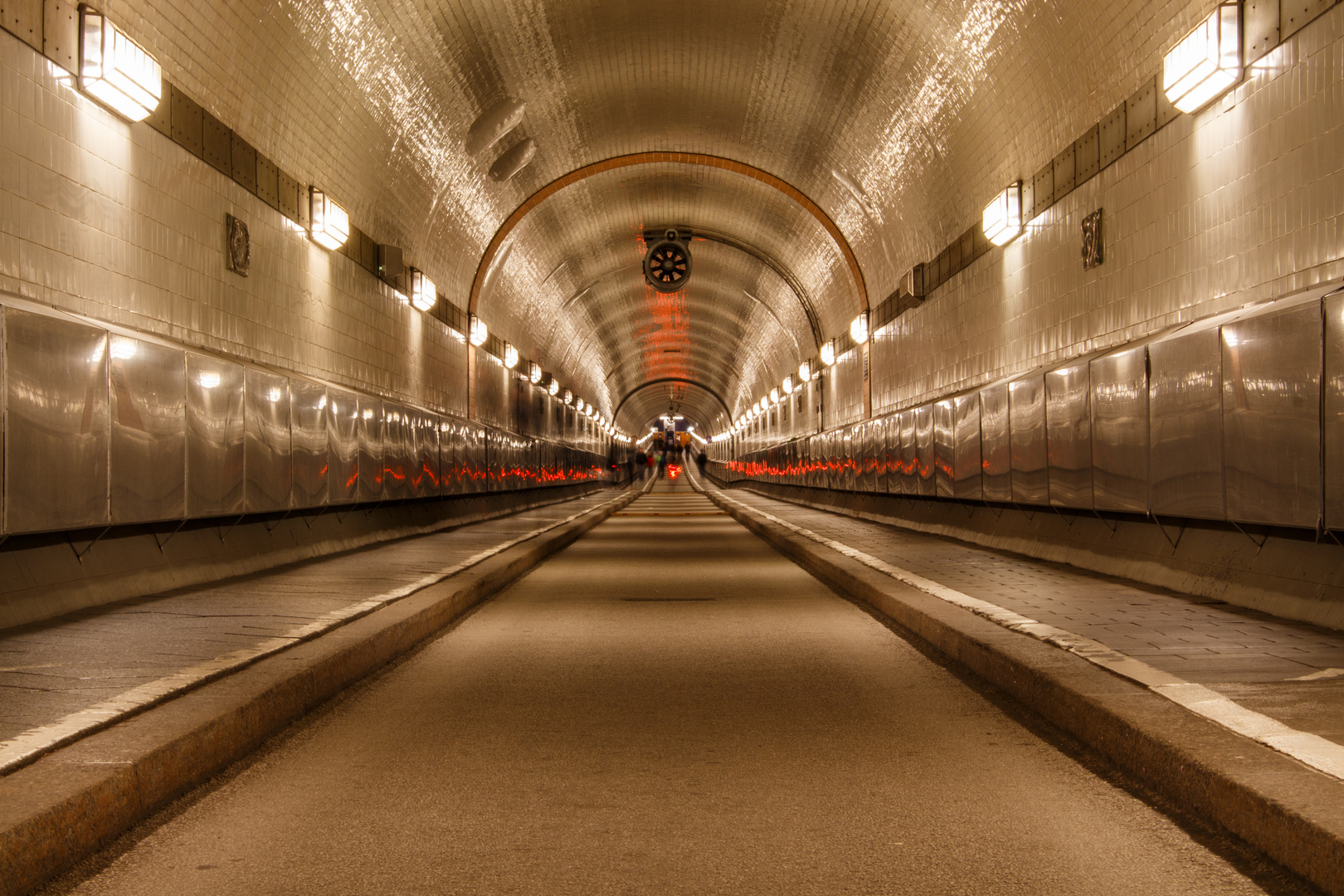 Rote Reflexionen im Elbtunnel