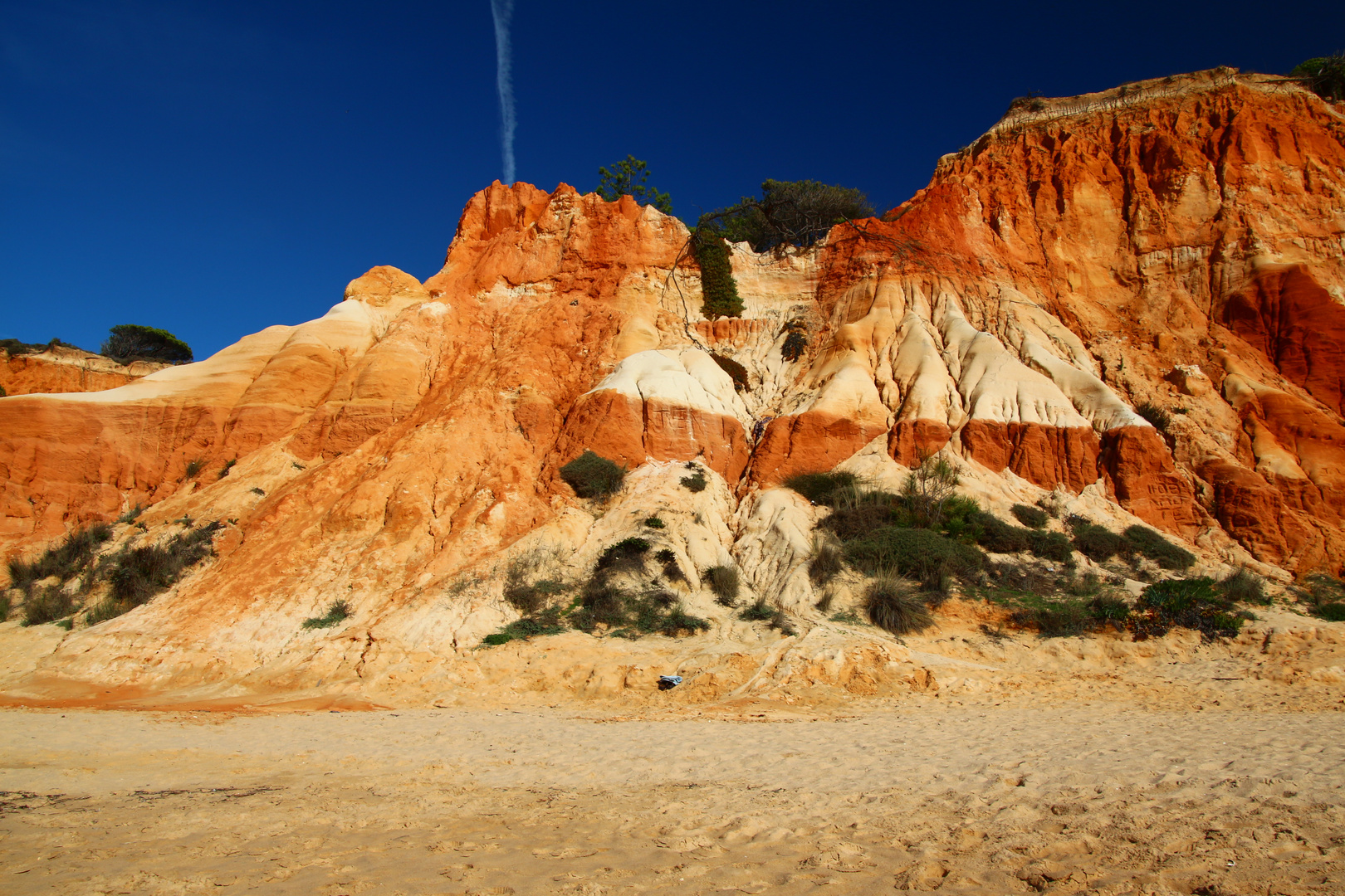 Rote Sandsteinfelsen am Praia da Falésia bei Açoteias