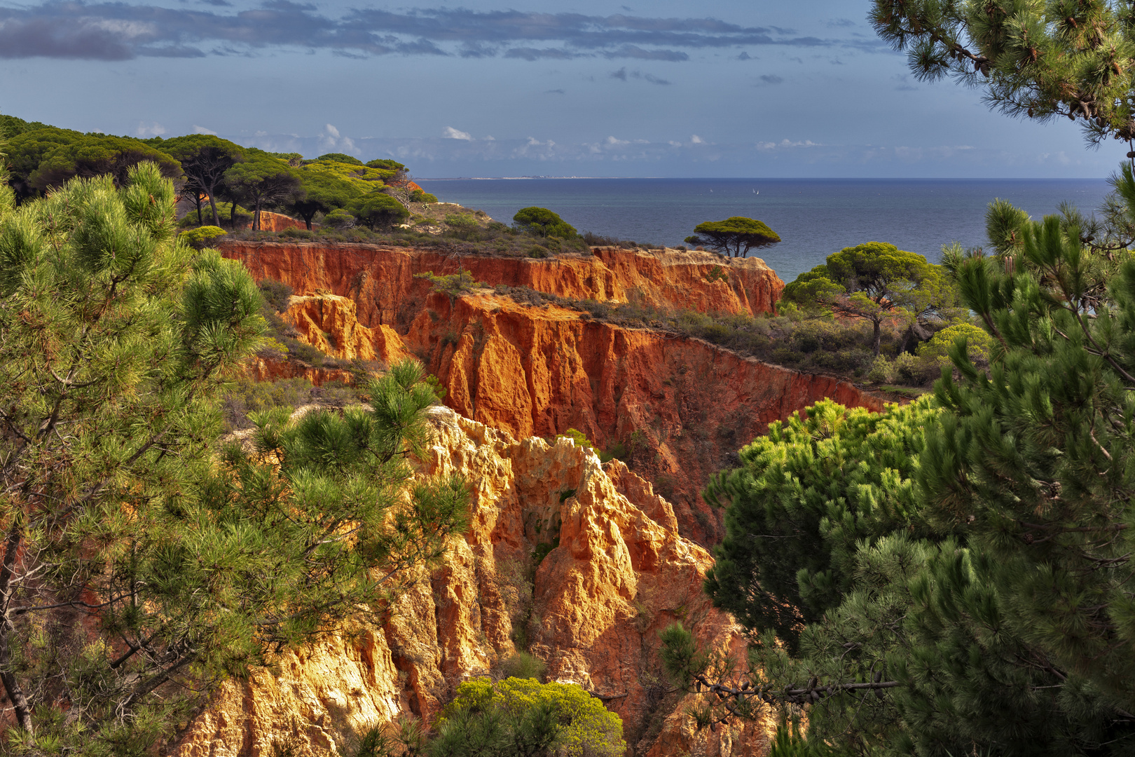 rote Sandsteinfelsen an der Algarveküste