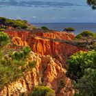 rote Sandsteinfelsen an der Algarveküste