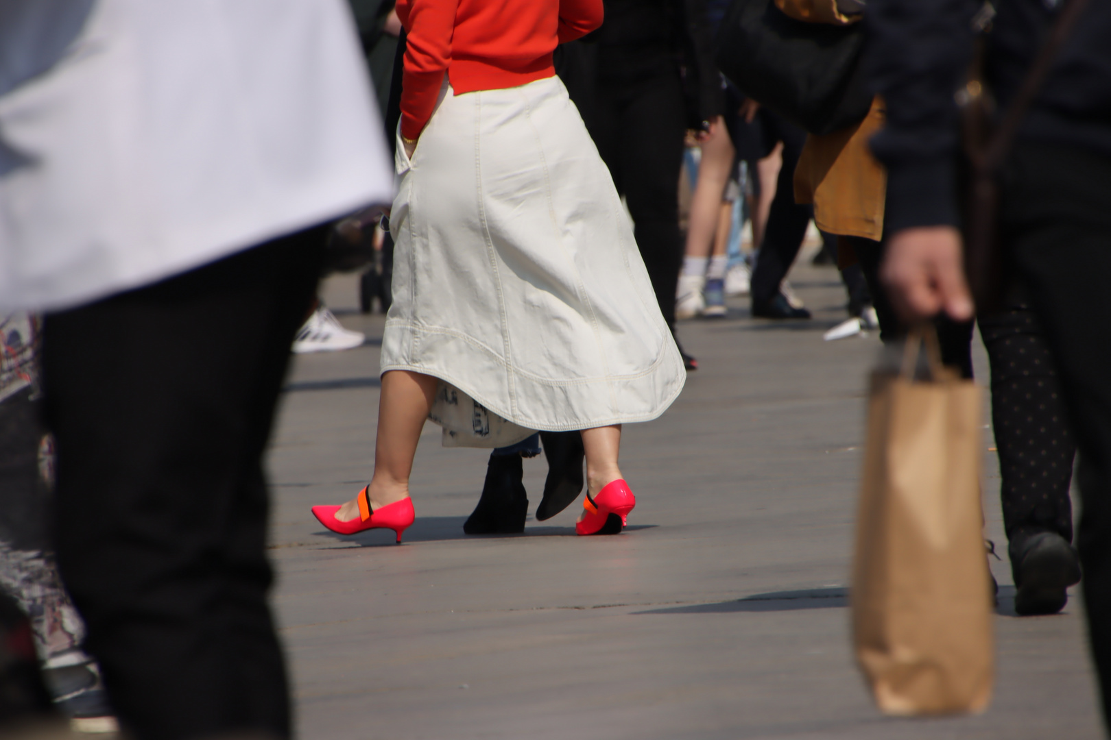 Rote Schuhe am Markus-Platz