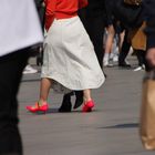 Rote Schuhe am Markus-Platz