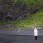 Rote Schuhe im schwarzen Sand