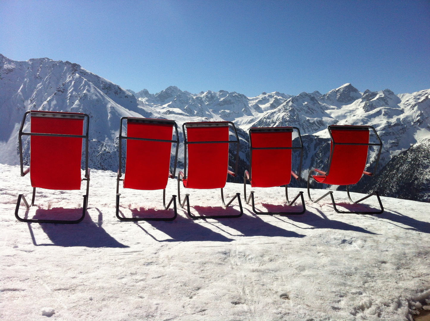 Rote Sonnenliegen auf dem Piz Darlux