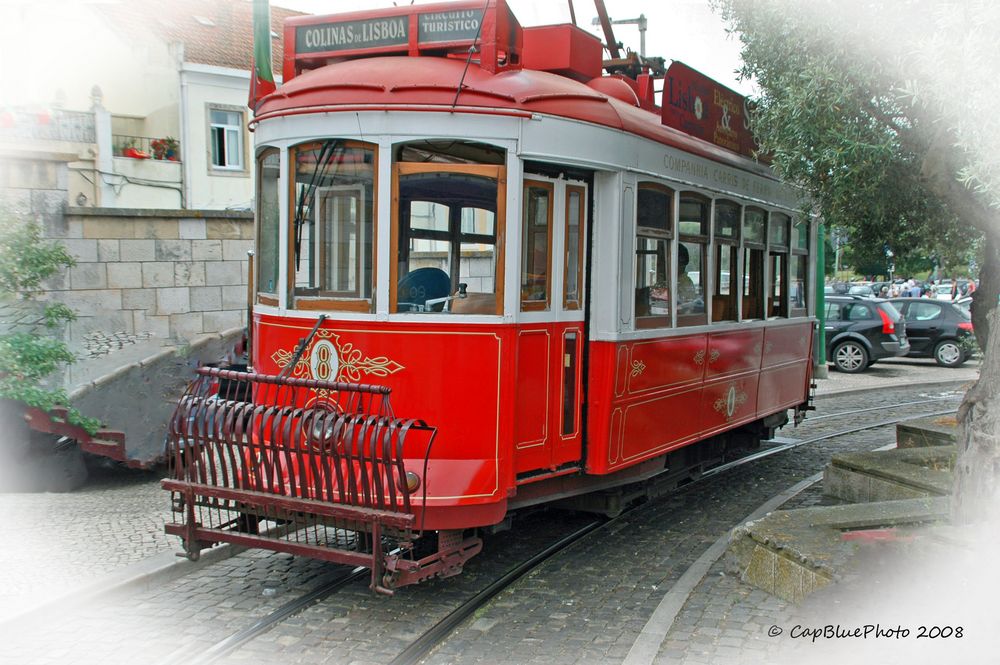 Rote Straßenbahn in Lisboa