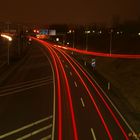 Rote Streifen in der Nacht