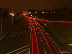 Rote Streifen in der Nacht