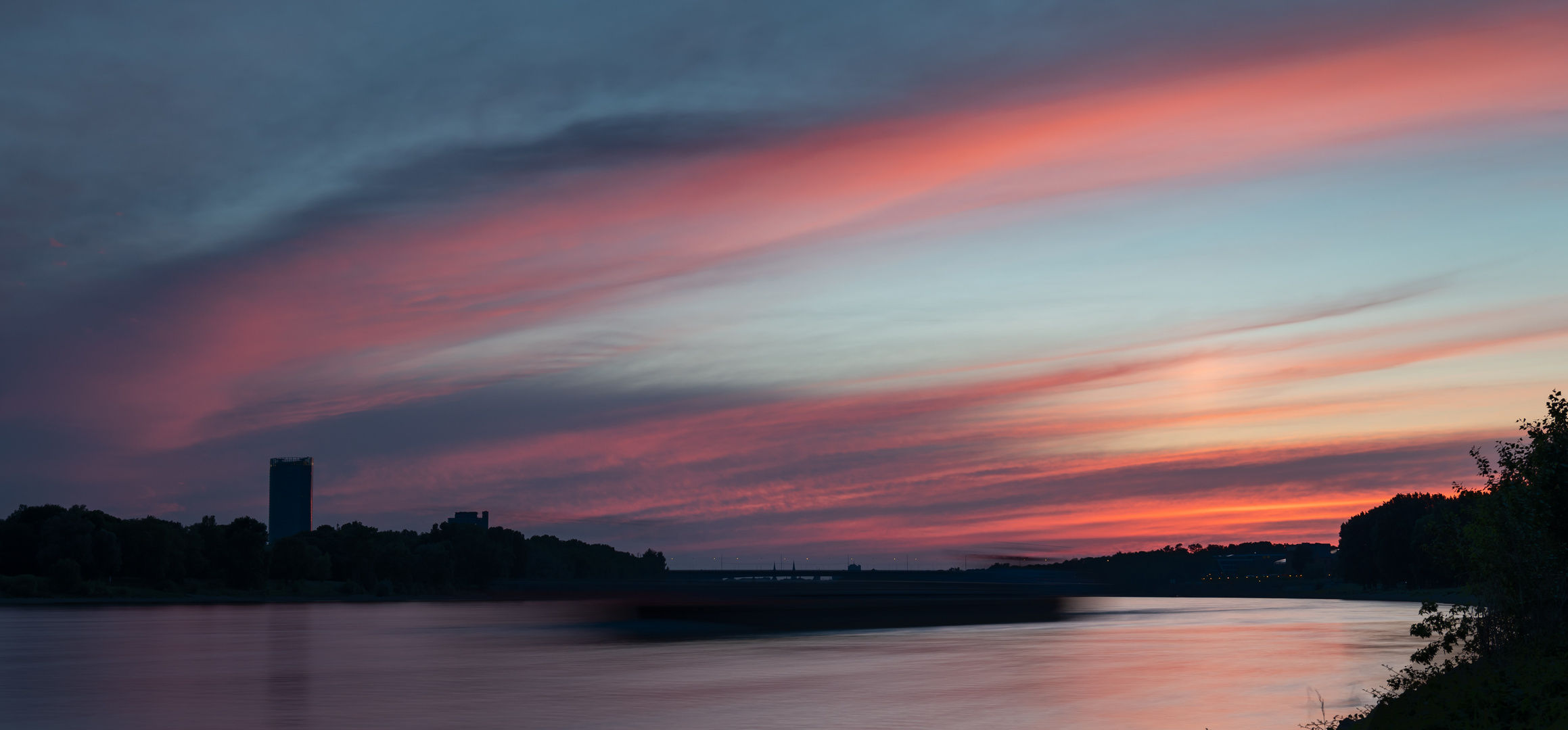 "Rote Stunde" am Rhein