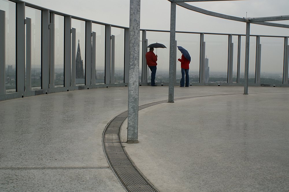 Rote Sweater vor grauem Köln