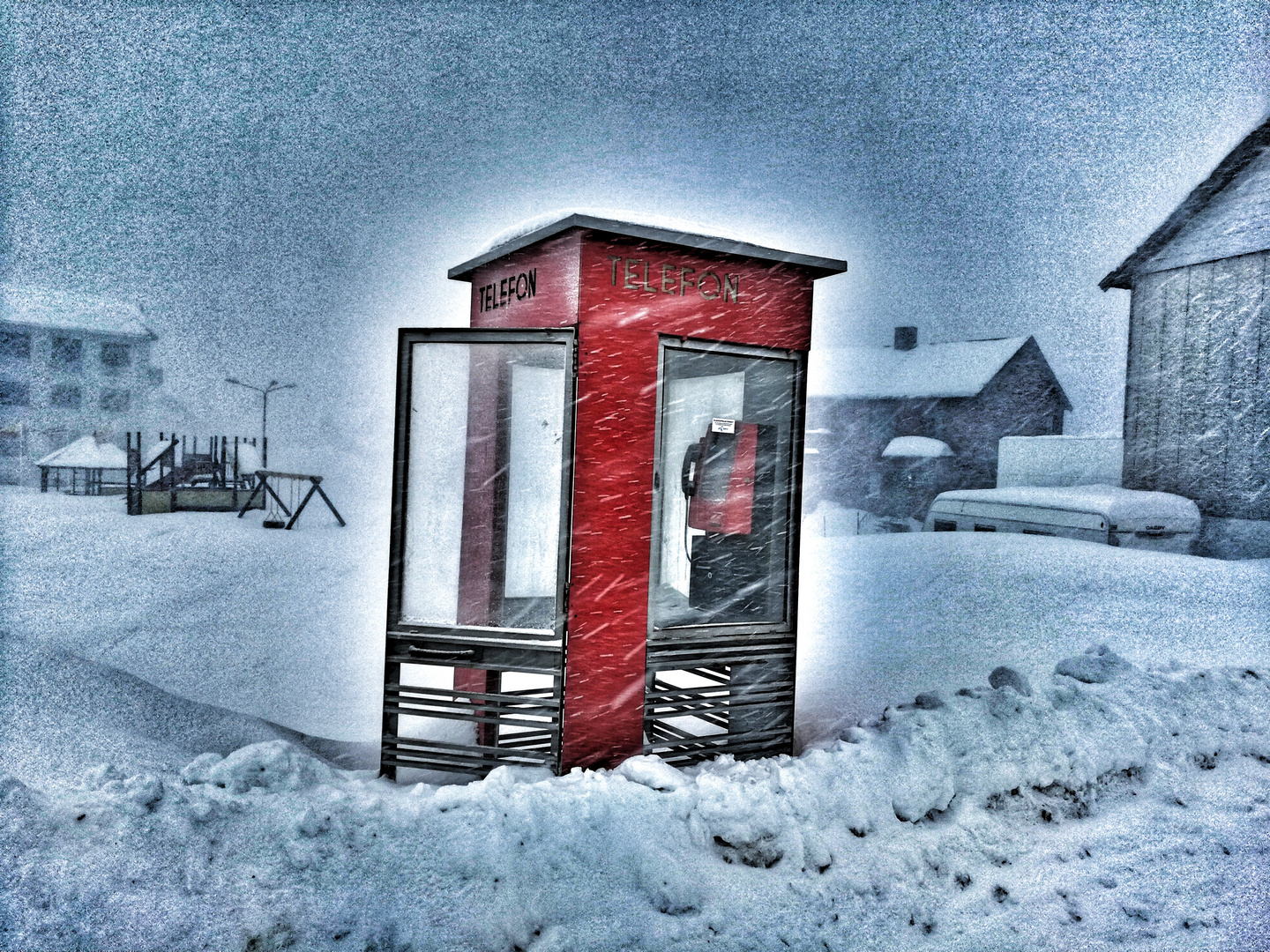 Rote Telefonzelle im Schneesturm 