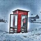 Rote Telefonzelle im Schneesturm 