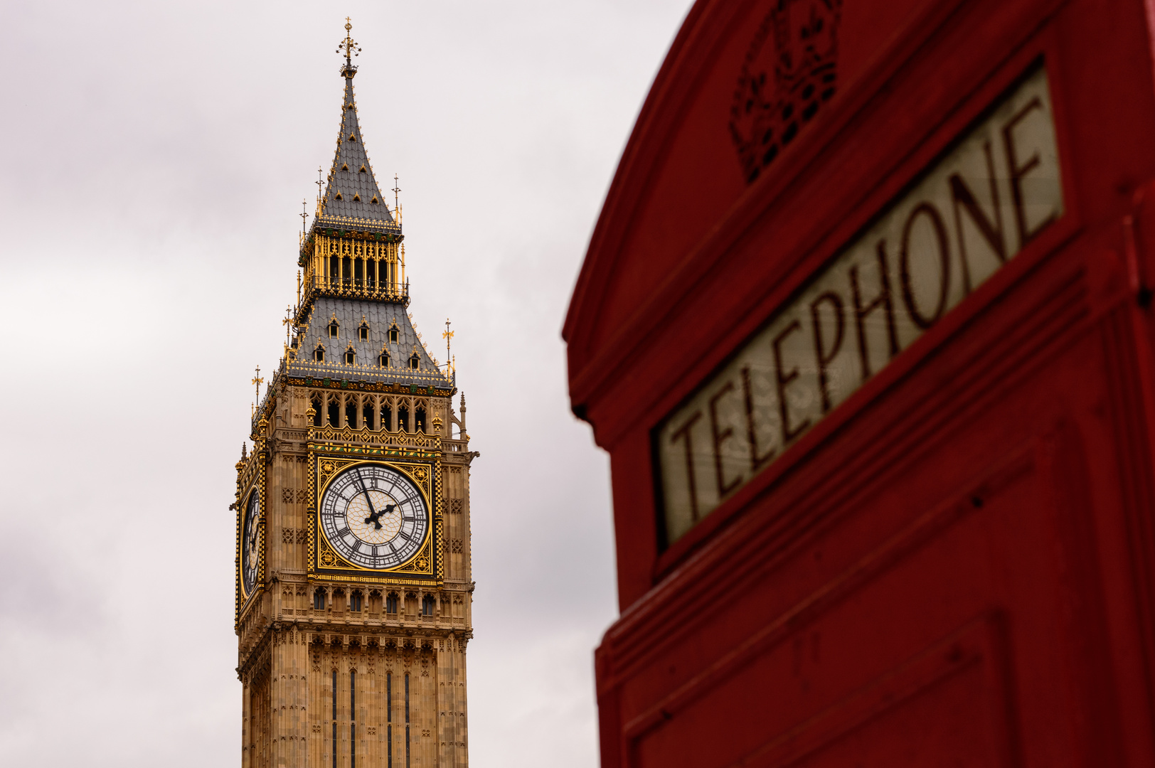 Rote Telefonzelle mit Elizabeth Tower