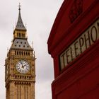 Rote Telefonzelle mit Elizabeth Tower