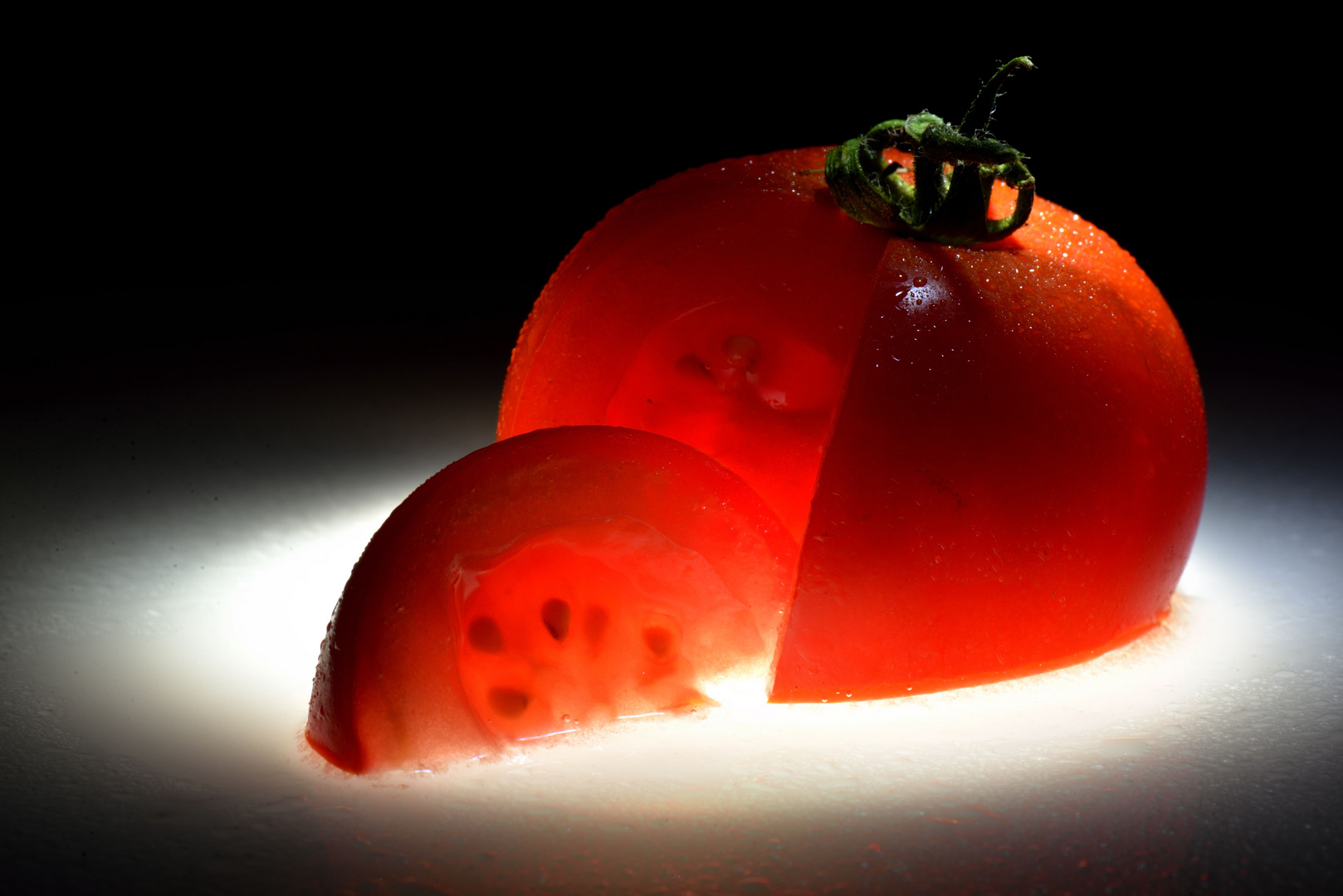 Rote Tomate im Rampenlicht