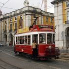 "Rote Touristen-Strassenbahn in Lissabon"