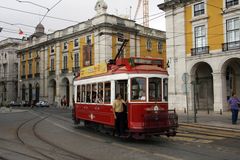 "Rote Touristen-Strassenbahn in Lissabon"