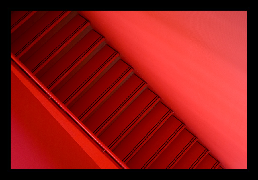 Rote Treppe - Blaue Stadt