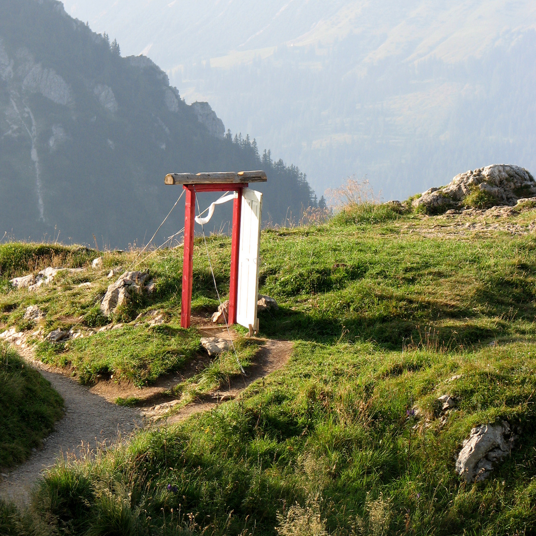 Rote Tür am Aggenstein