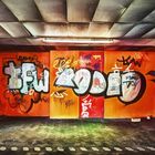 rote Tür mit Graffiti