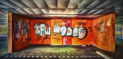 rote Tür mit Graffiti