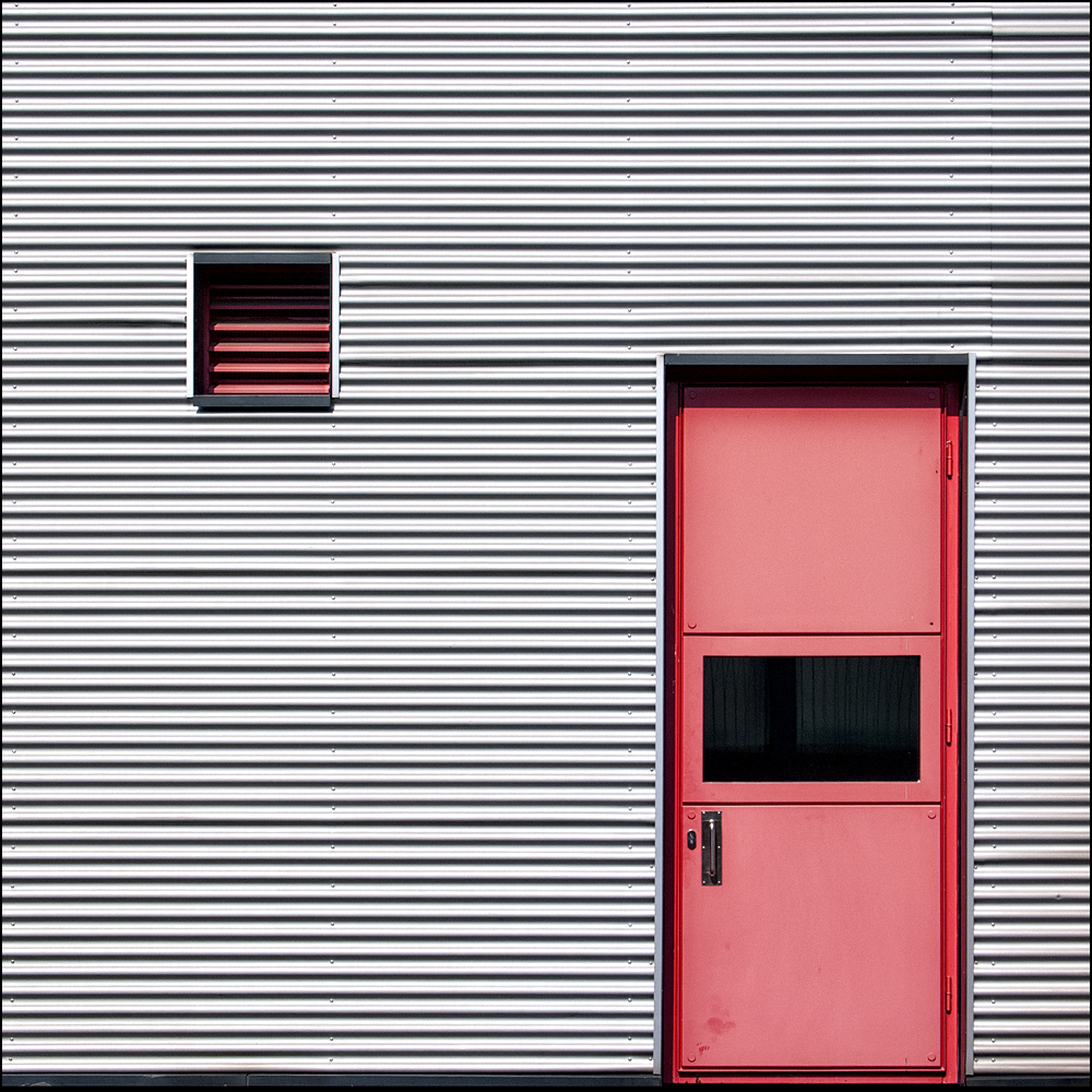rote Tür+Fenster in Wellblech