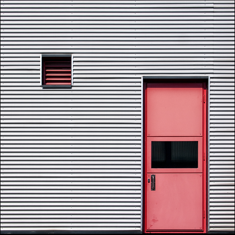 rote Tür+Fenster in Wellblech Foto &amp; Bild architektur