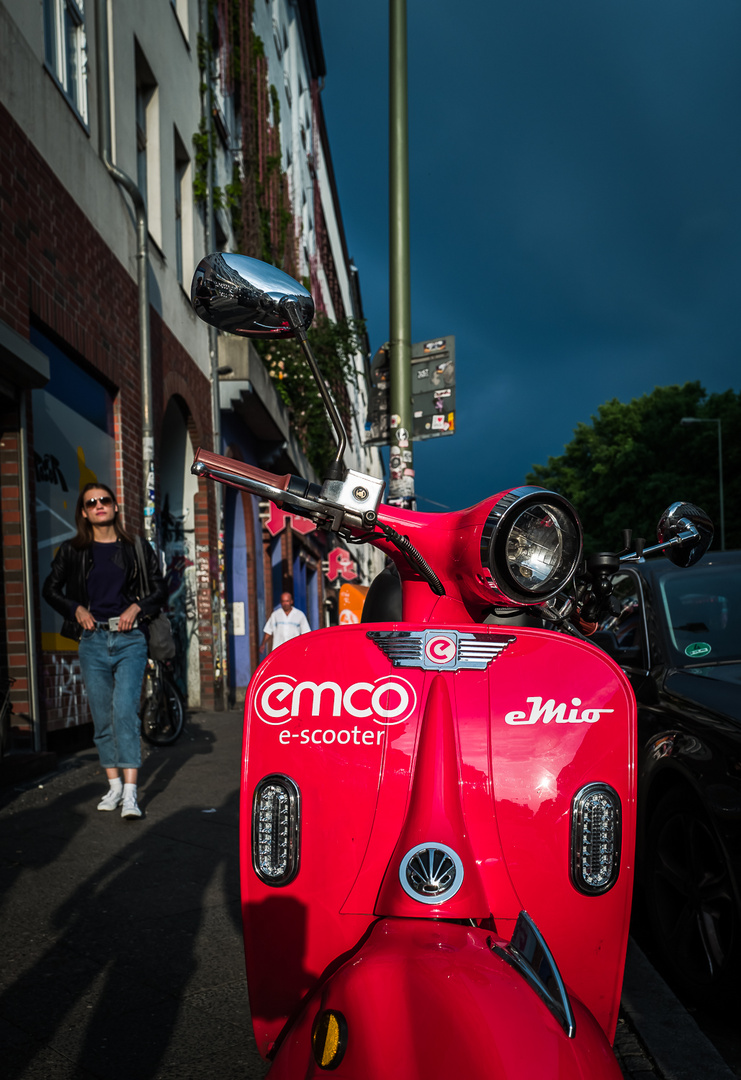 Rote Unwetter-Warn-Vespa ...