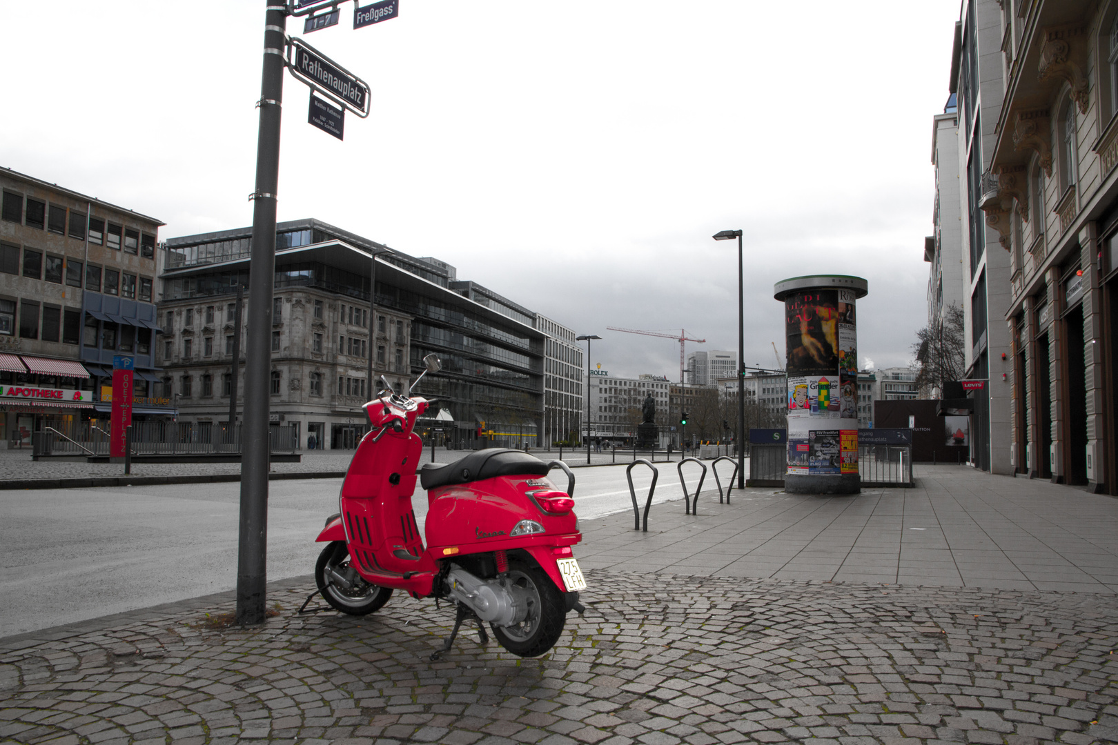 Rote Vespa am Goetheplatz