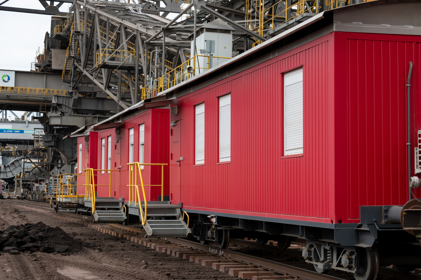 Rote Wagen im Tagebau