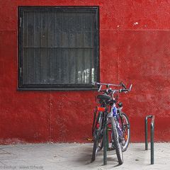 Rote Wand mit Fahrrädern