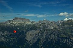 Rote Wand mit rotem Paraglider