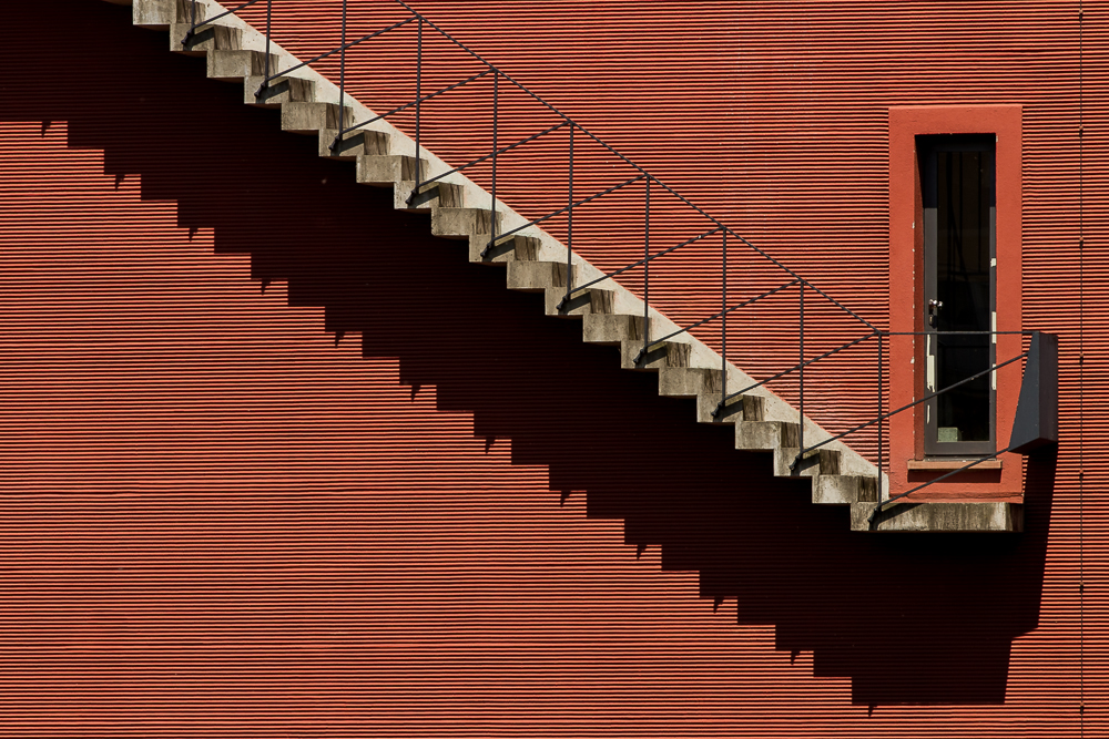 Rote Wand mit Treppe