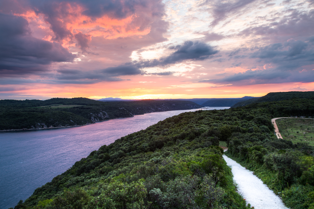 Rote Wolken über dem Limski-Kanal