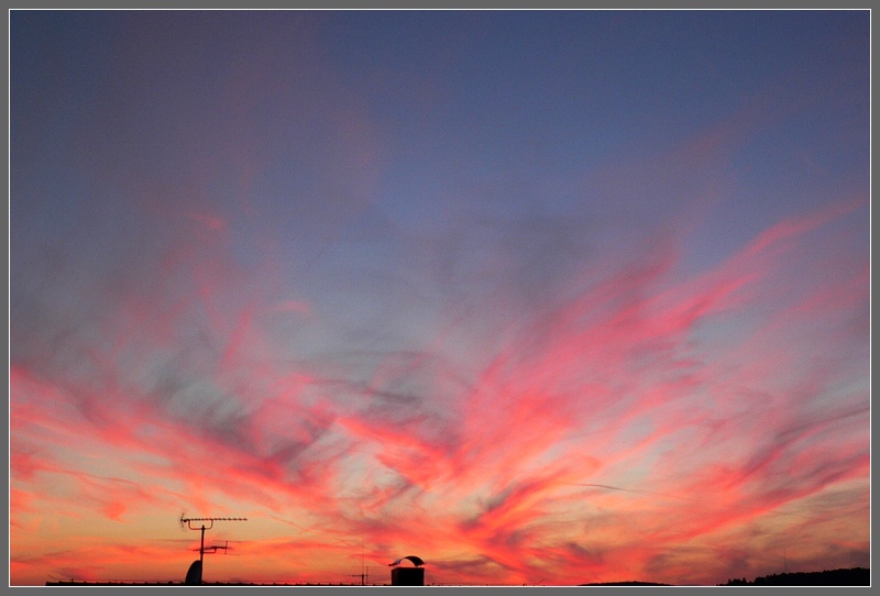 Rote Wolkenschlieren