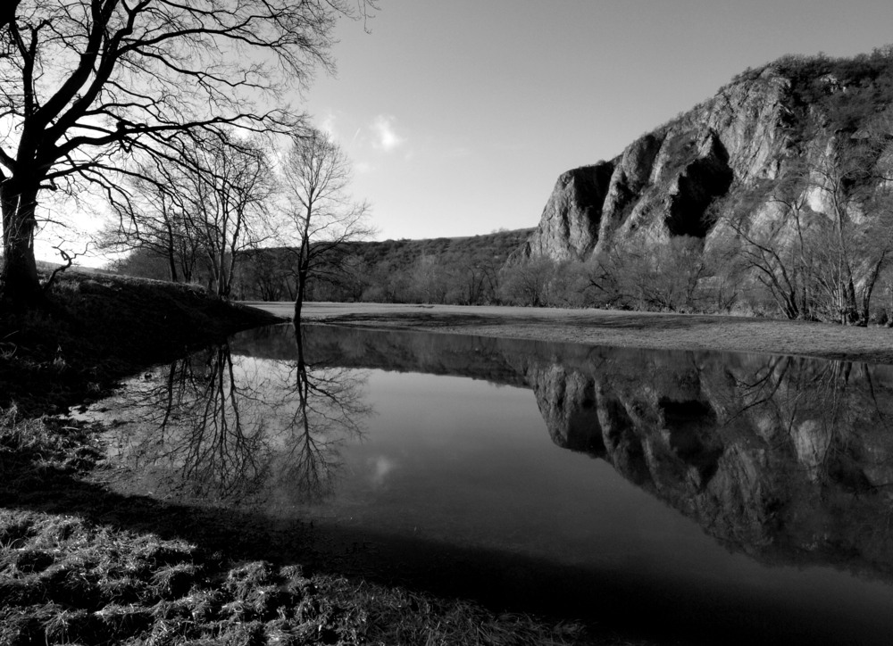 Rotenfels im See