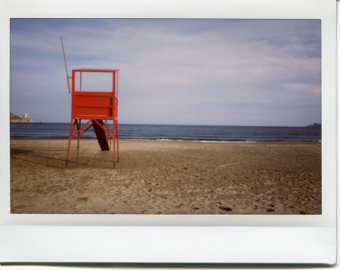 Roter Aussichtsturm am Strand