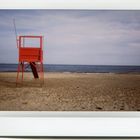 Roter Aussichtsturm am Strand