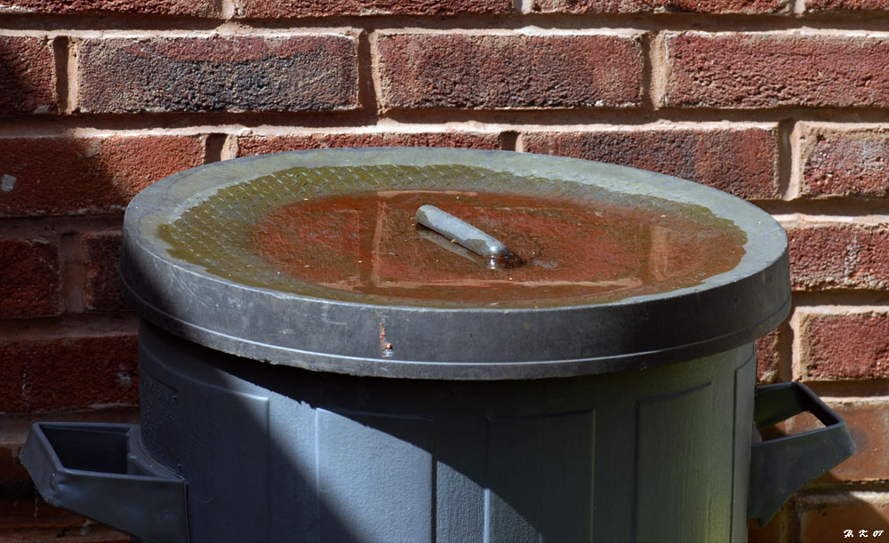 Roter Backstein und Regenwasser