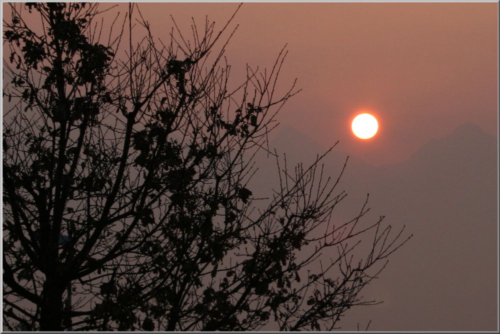 Roter Ball am Himmel