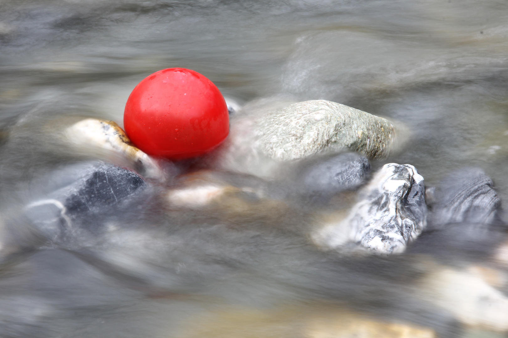 Roter Ballon im Wasser