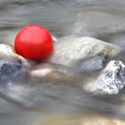 Roter Ballon im Wasser
