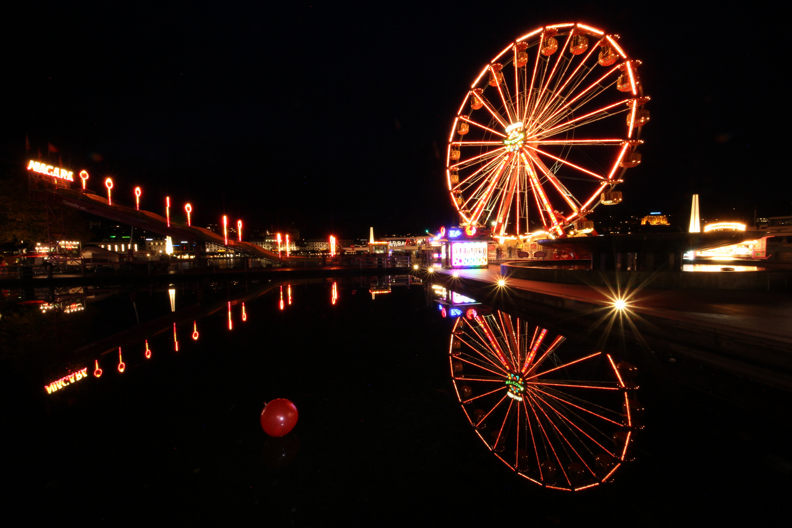 Roter Ballon mit Riesenrad