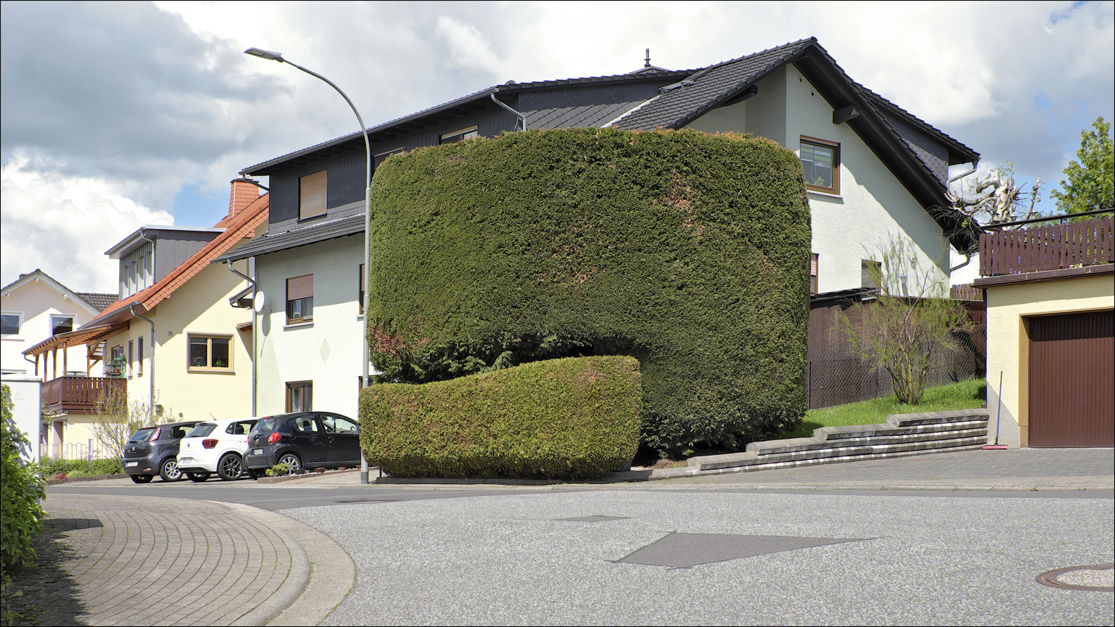 roter Besen mit blauem Stiel