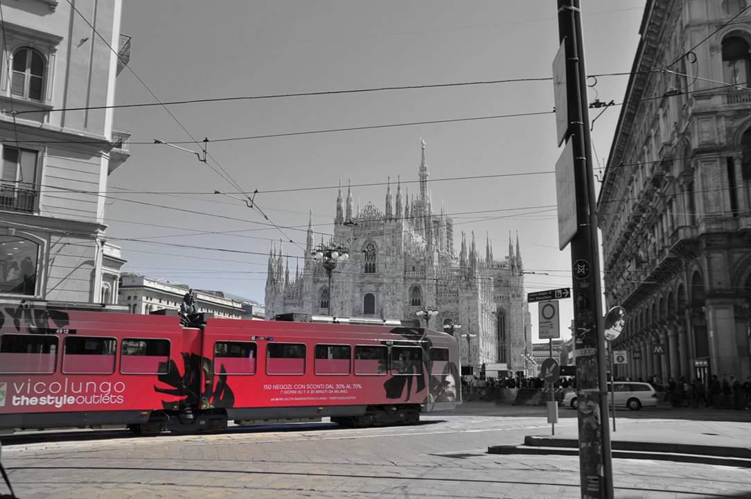 Roter Blickfang in Mailand