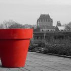 Roter Blumentopf vor dem Chateau Frontenac