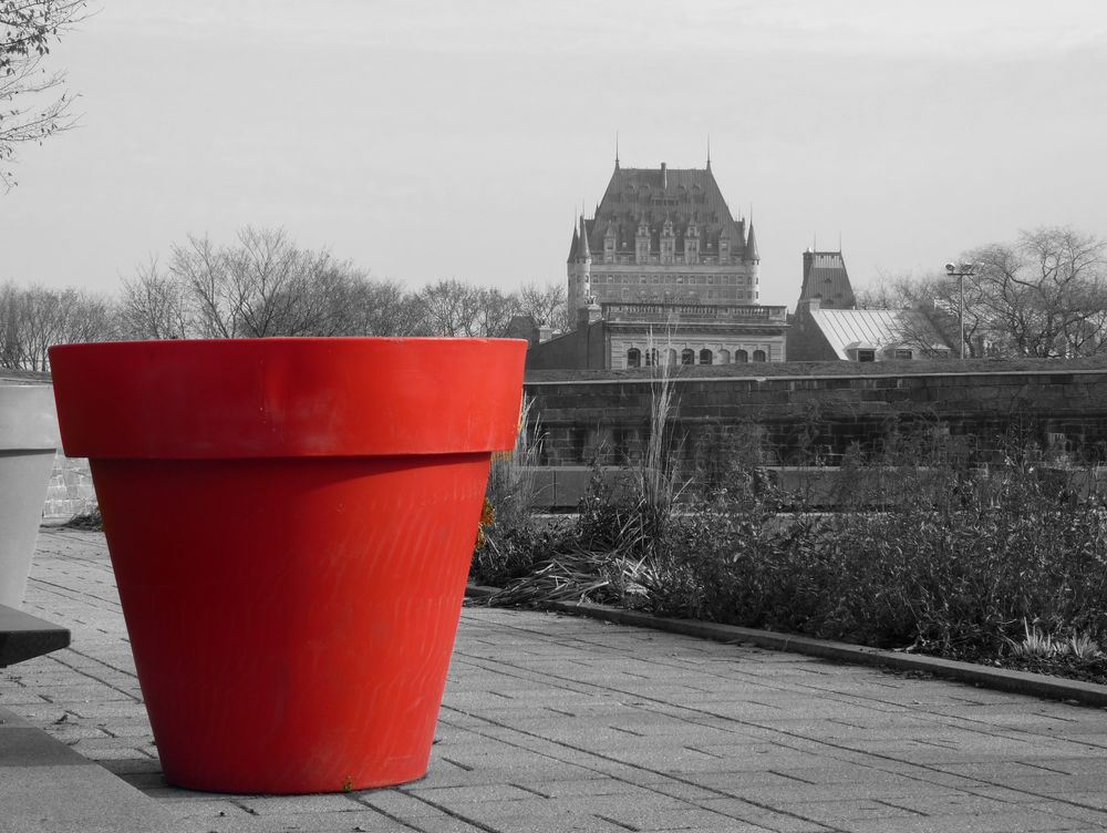 Roter Blumentopf vor dem Chateau Frontenac