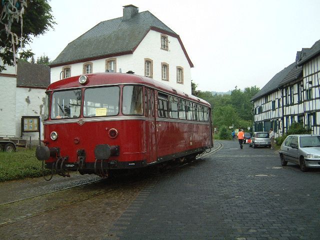 Roter Brummer im Dorf