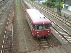 Roter Brummer in Fahrt