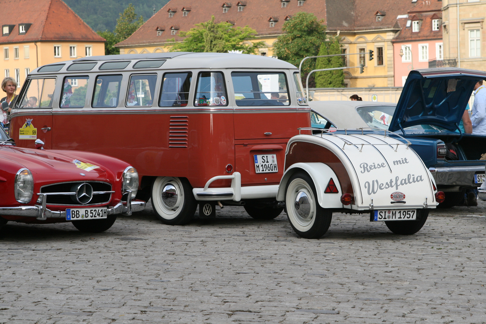 roter Bully auf Tour mit Anhänger