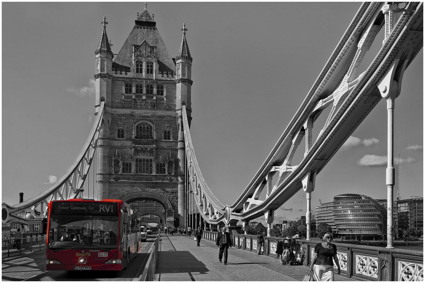 Roter Bus auf Tower Bridge London